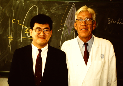 スウェーデン・イェテボリ大学歯周病科のニーマン教授（写真右、故人）と若き日の院長